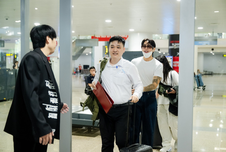 Xuất hiện với trang phục đơn giản, nam ca sĩ sinh năm 1990 gây chú ý bởi vẻ ngoài điển trai, rạng rỡ.