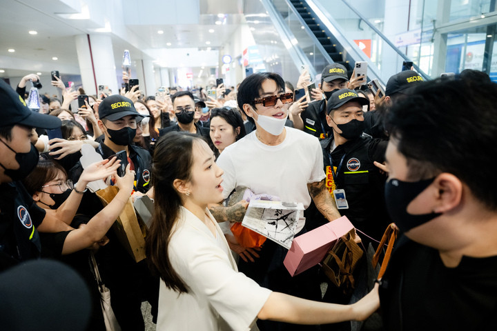 DPR Ian thân thiện, liên tục mỉm cười và vẫy tay chào người hâm mộ.