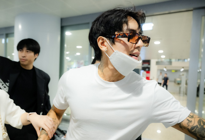 Fan Việt chuẩn bị nhiều món quà đặc biệt, từ kẹo lạc, chiếc nón lá mini được vẽ cờ đỏ sao vàng,.. để dành tặng nam ca sĩ.