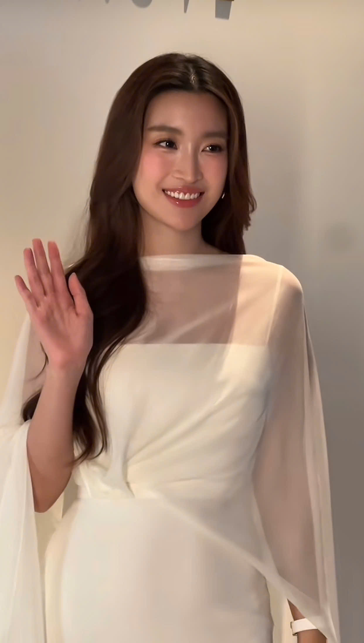 Phú bà Đỗ Mỹ Linh đẹp xuất thần lấn át cả dàn hoa á hậu qua CAM thường