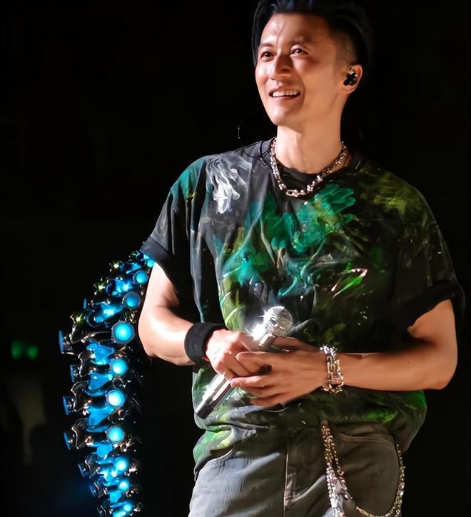 Hai nam thần Tạ Đình Phong Trần Quán Hy Người vẫn rạng ngời phong độ kẻ xuống sắc không nhận ra