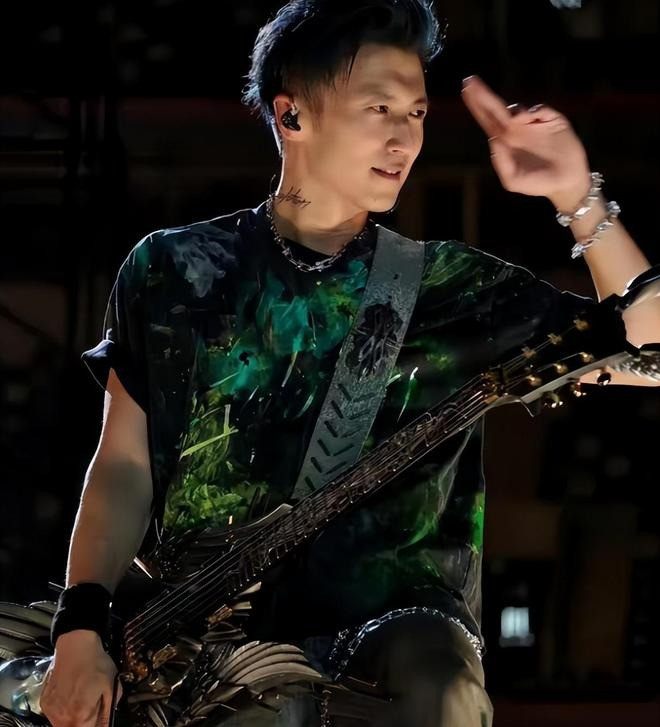 Hai nam thần Tạ Đình Phong Trần Quán Hy Người vẫn rạng ngời phong độ kẻ xuống sắc không nhận ra