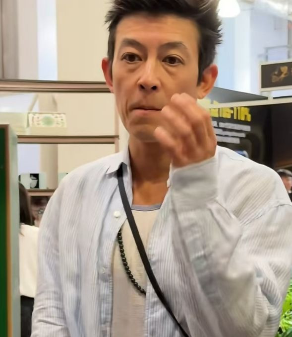 Hai nam thần Tạ Đình Phong Trần Quán Hy Người vẫn rạng ngời phong độ kẻ xuống sắc không nhận ra