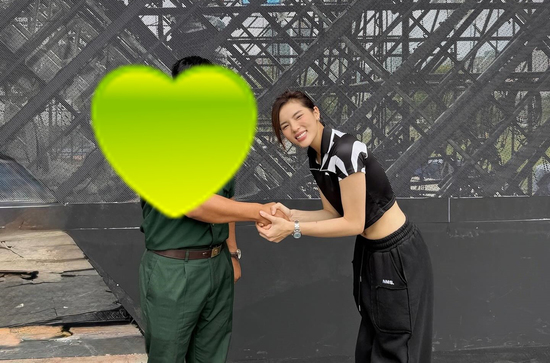 Ngoại hình Mũi trưởng Long gây chú ý khi chung hình với hoa hậu Kỳ Duyên