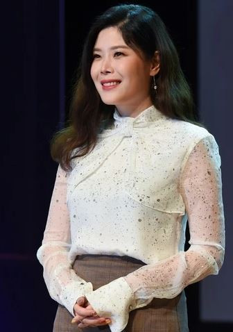 Nữ ca sĩ nổi tiếng ly hôn chồng sau 11 năm chung sống - Ảnh 2.