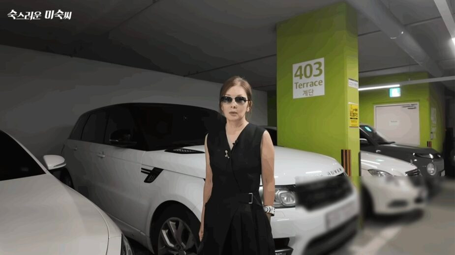 Nữ diễn viên chơi trội tặng xe sang cho nhân viên giàu cỡ nào