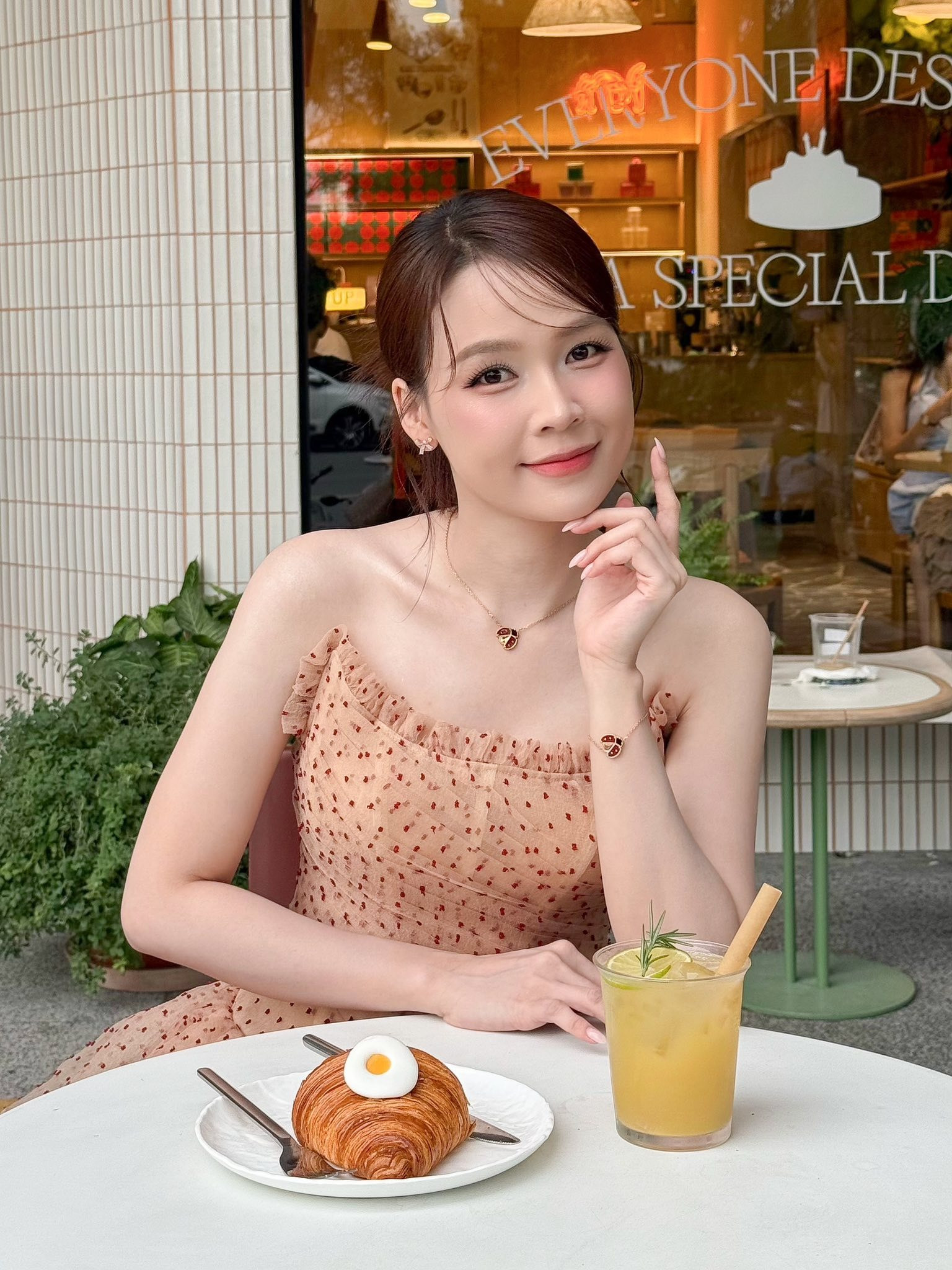 Sam hé lộ mối quan hệ hiện tại với bố mẹ chồng qua một chi tiết