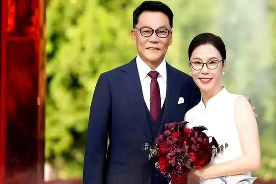 Sau 6 năm ly hôn ồn ào, tỷ phú nên duyên cùng bạn học cũ