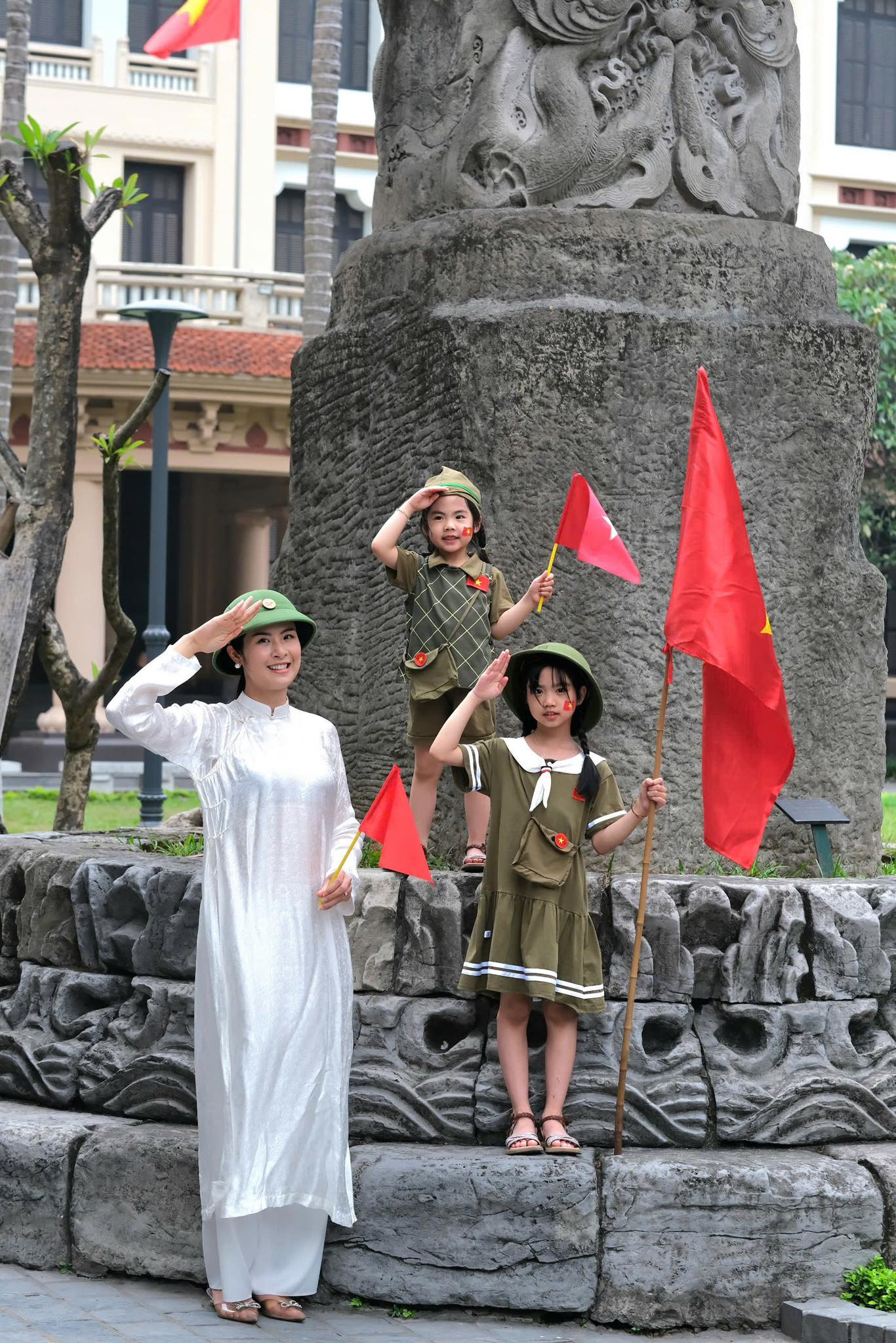 Tháng cuối thai kỳ, Hoa hậu Ngọc Hân vẫn 'bắt trend' yêu nước- Ảnh 2.