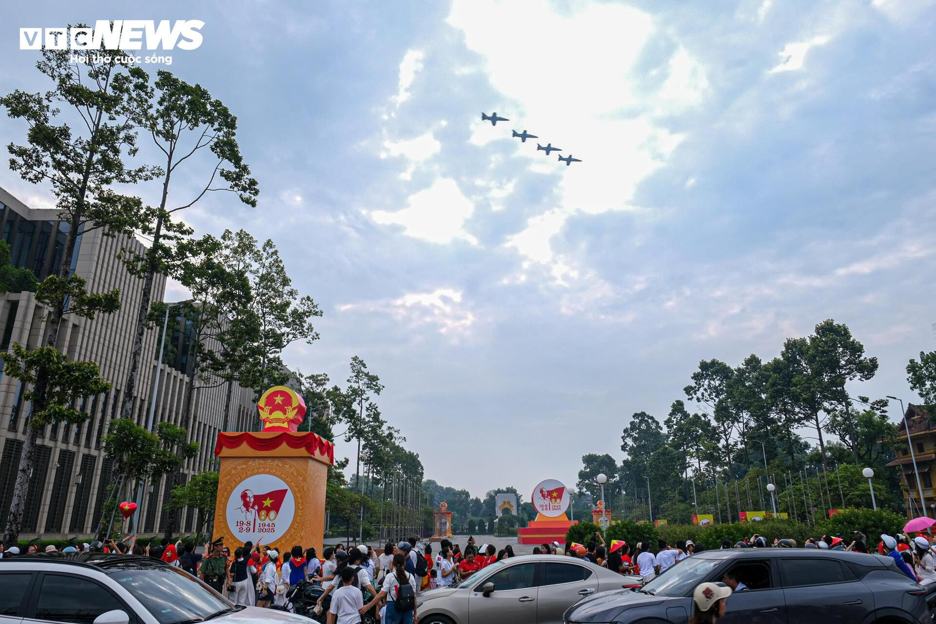 10 trực thăng hùng dũng 'xé gió' trên bầu trời Hà Nội trong ngày luyện tập A80 - 8