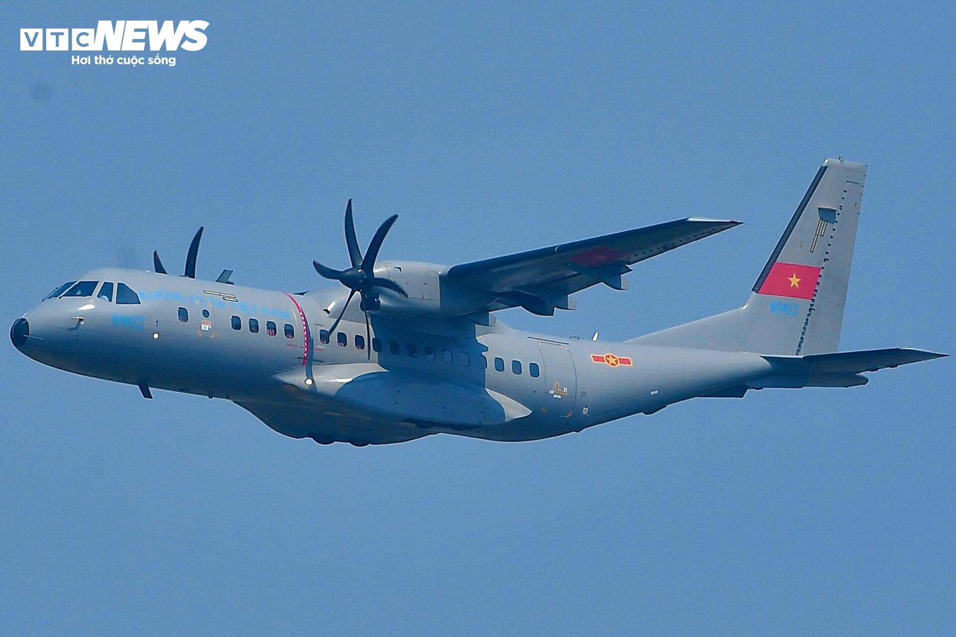 10 trực thăng hùng dũng 'xé gió' trên bầu trời Hà Nội trong ngày luyện tập A80 - 11