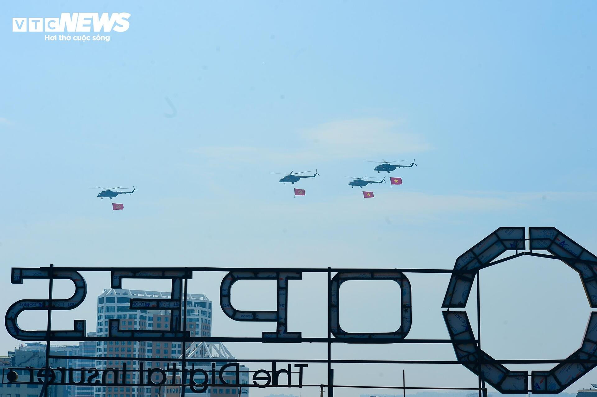 10 trực thăng hùng dũng 'xé gió' trên bầu trời Hà Nội trong ngày luyện tập A80 - 2