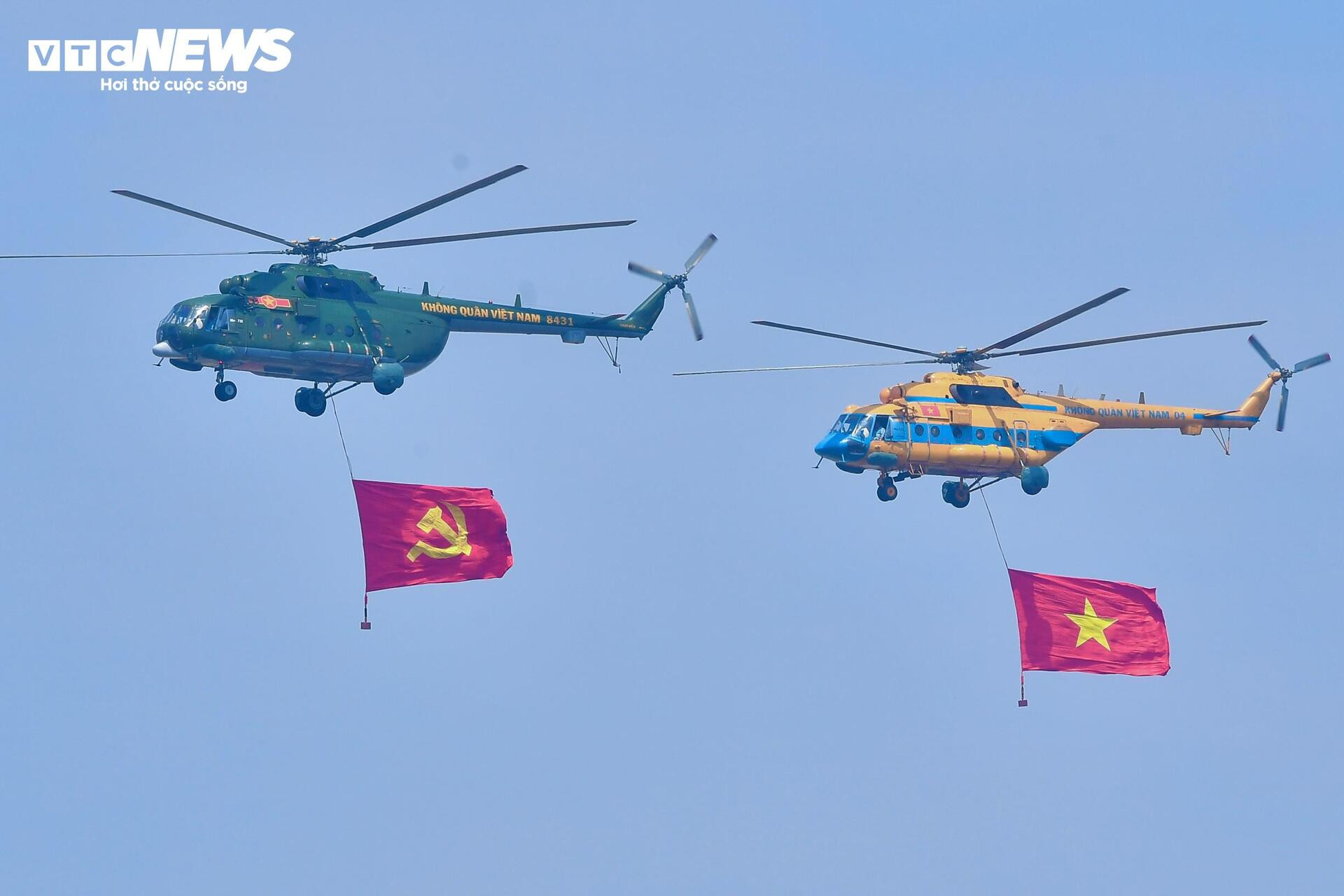 10 trực thăng hùng dũng 'xé gió' trên bầu trời Hà Nội trong ngày luyện tập A80 - 5