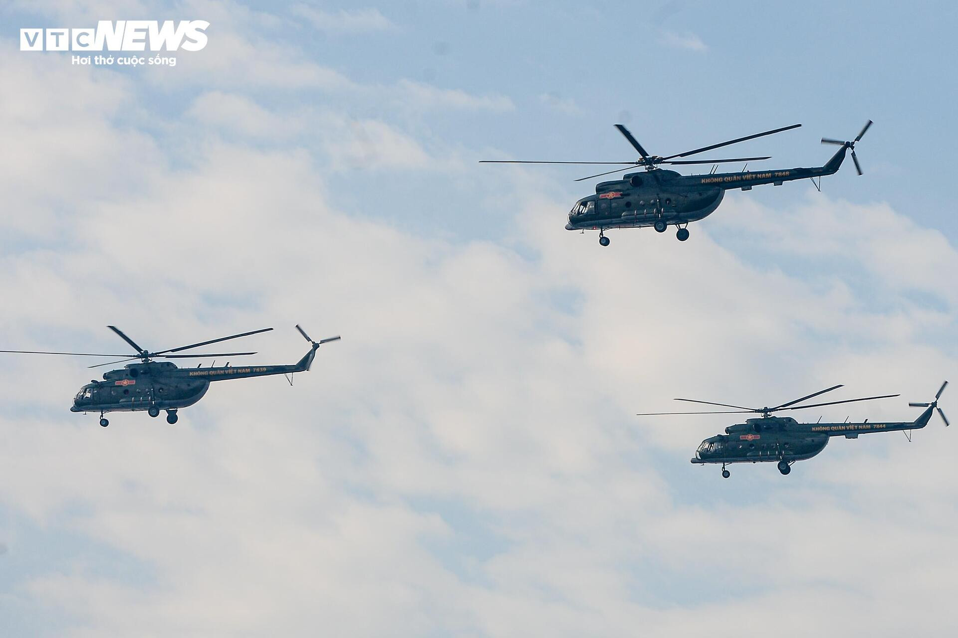 10 trực thăng hùng dũng 'xé gió' trên bầu trời Hà Nội trong ngày luyện tập A80 - 12