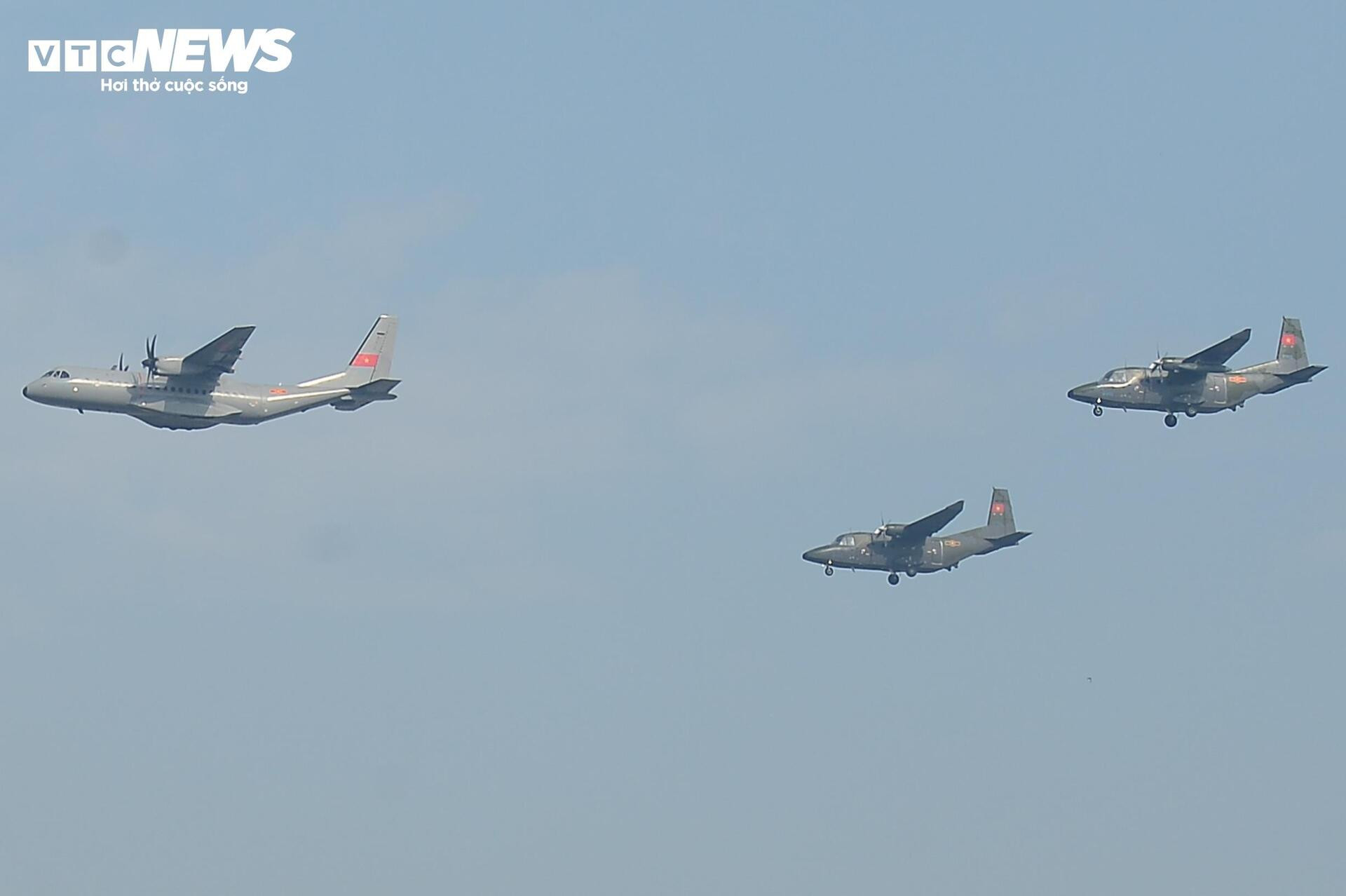 10 trực thăng hùng dũng 'xé gió' trên bầu trời Hà Nội trong ngày luyện tập A80 - 10