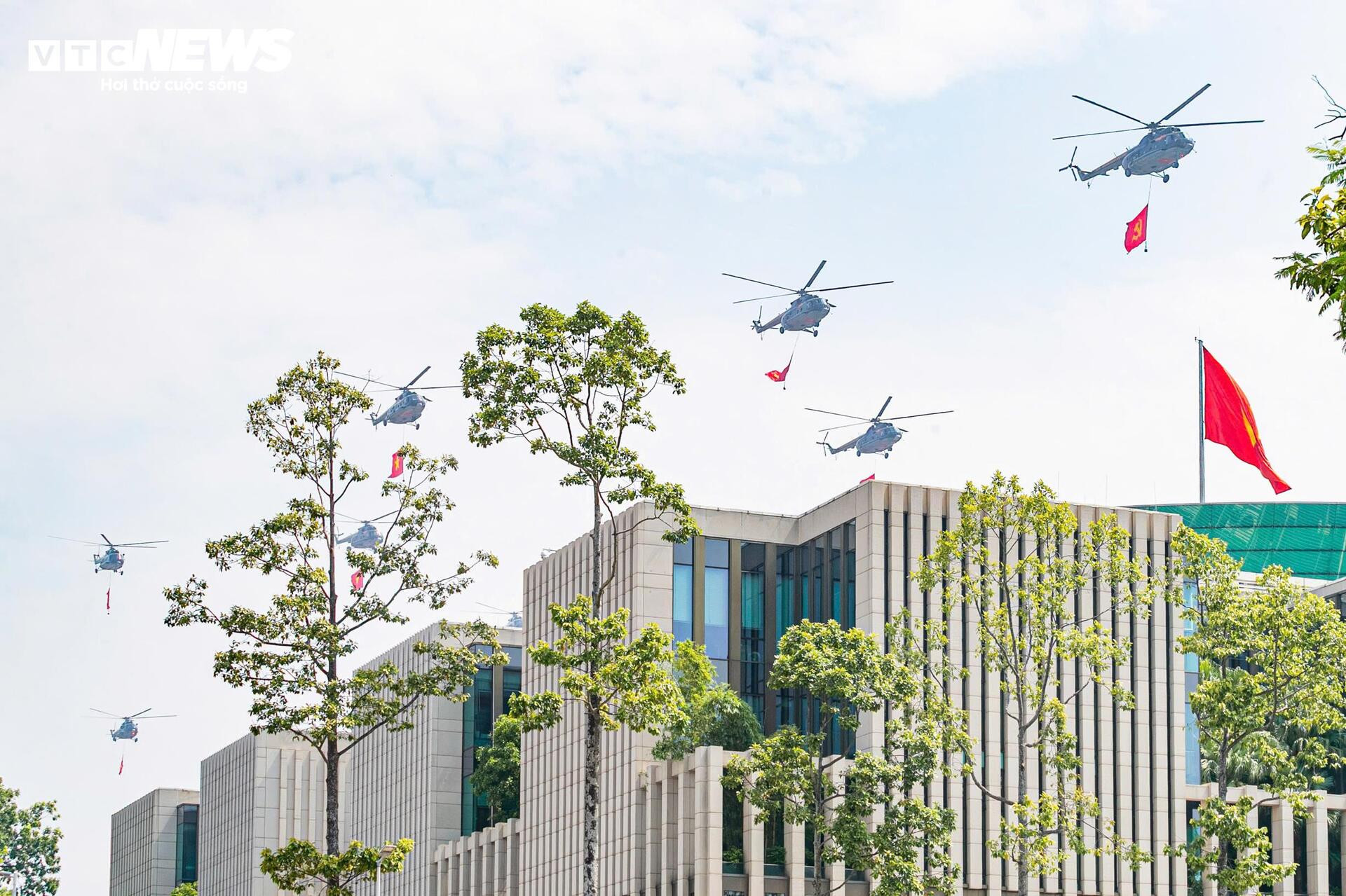 10 trực thăng hùng dũng 'xé gió' trên bầu trời Hà Nội trong ngày luyện tập A80 - 7