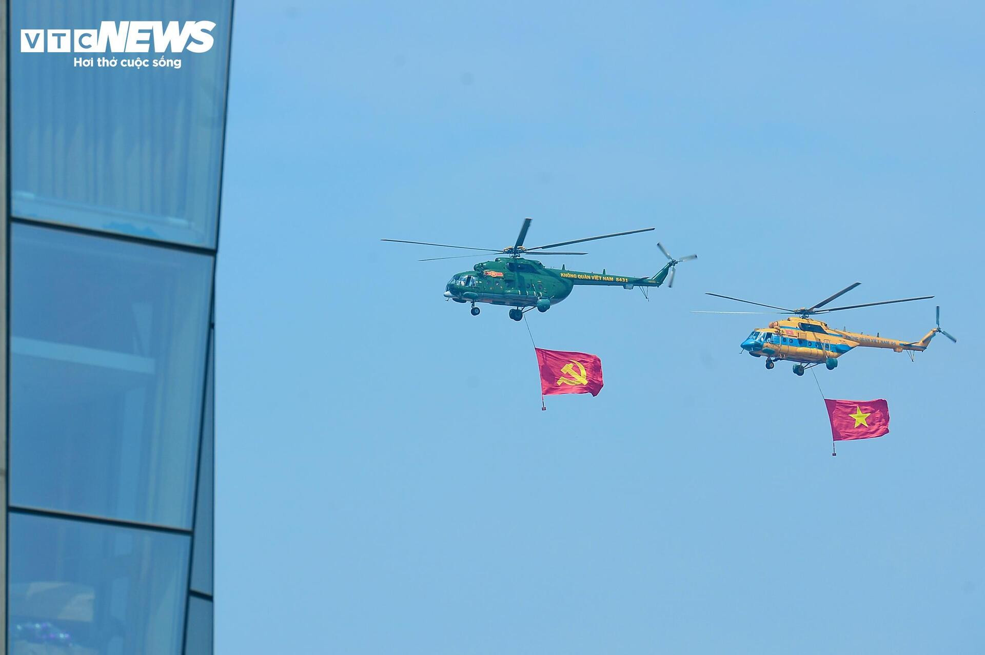 10 trực thăng hùng dũng 'xé gió' trên bầu trời Hà Nội trong ngày luyện tập A80 - 3