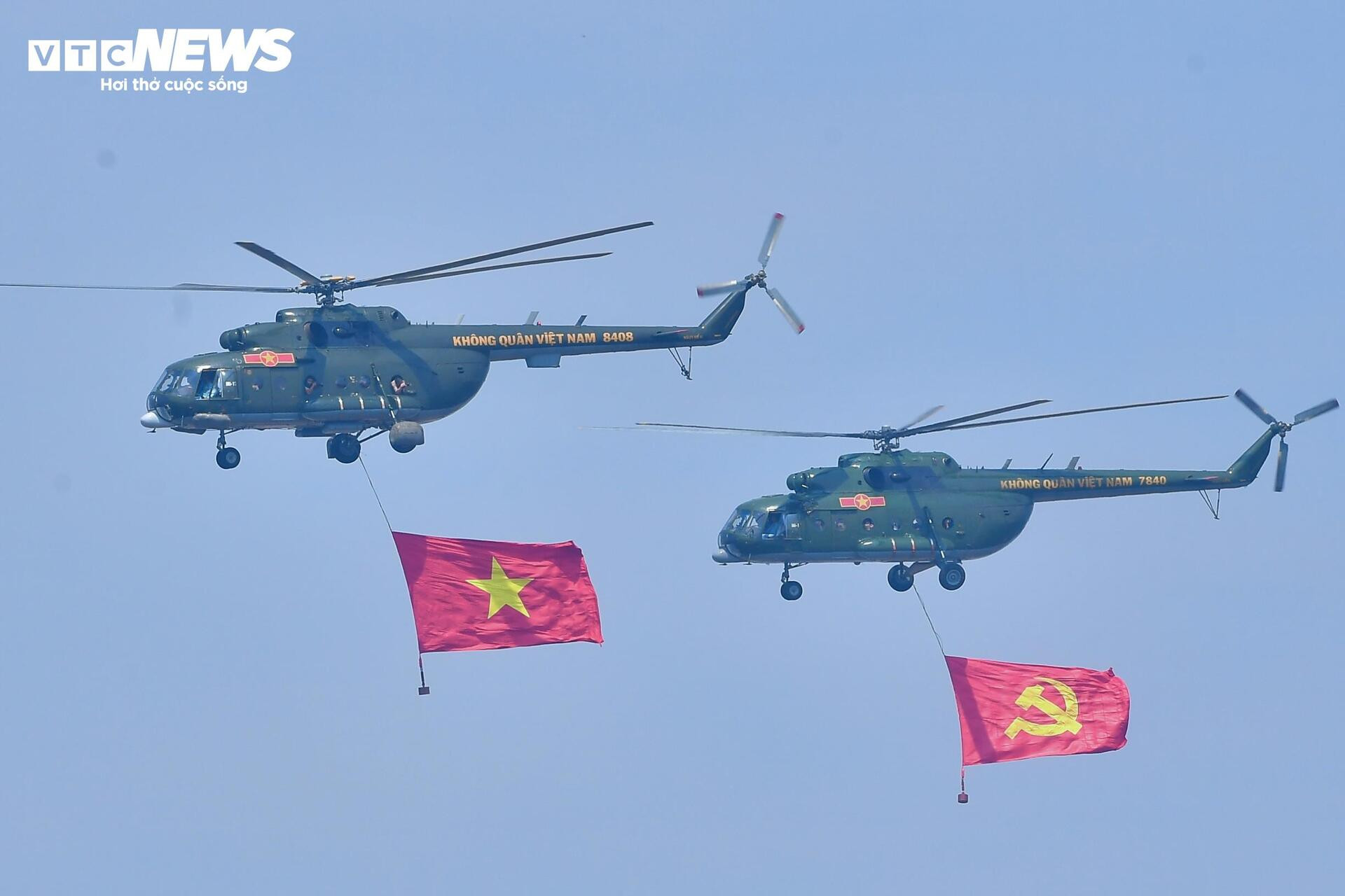 10 trực thăng hùng dũng 'xé gió' trên bầu trời Hà Nội trong ngày luyện tập A80 - 4