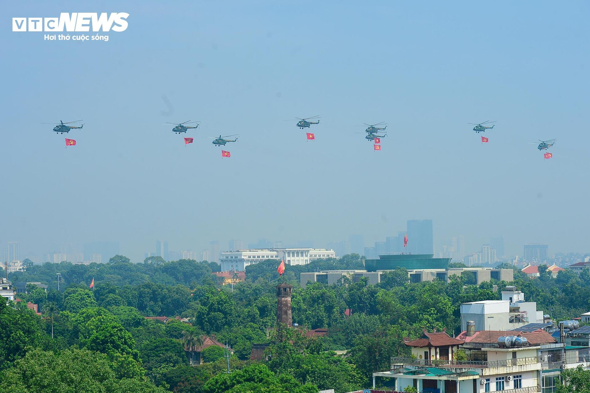10 trực thăng hùng dũng 'xé gió' trên bầu trời Hà Nội trong ngày luyện tập A80 - 1