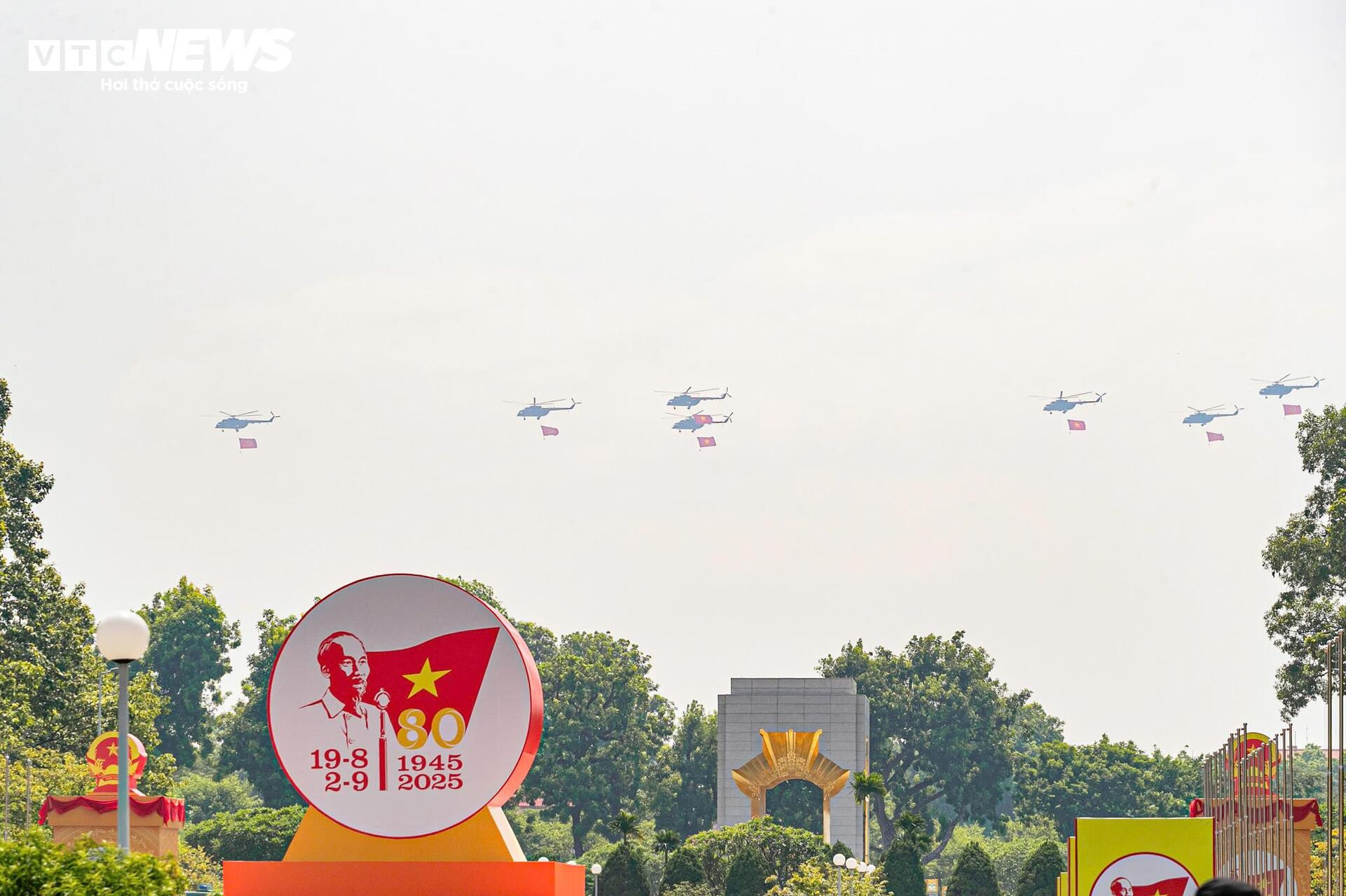 10 trực thăng hùng dũng 'xé gió' trên bầu trời Hà Nội trong ngày luyện tập A80 - 9