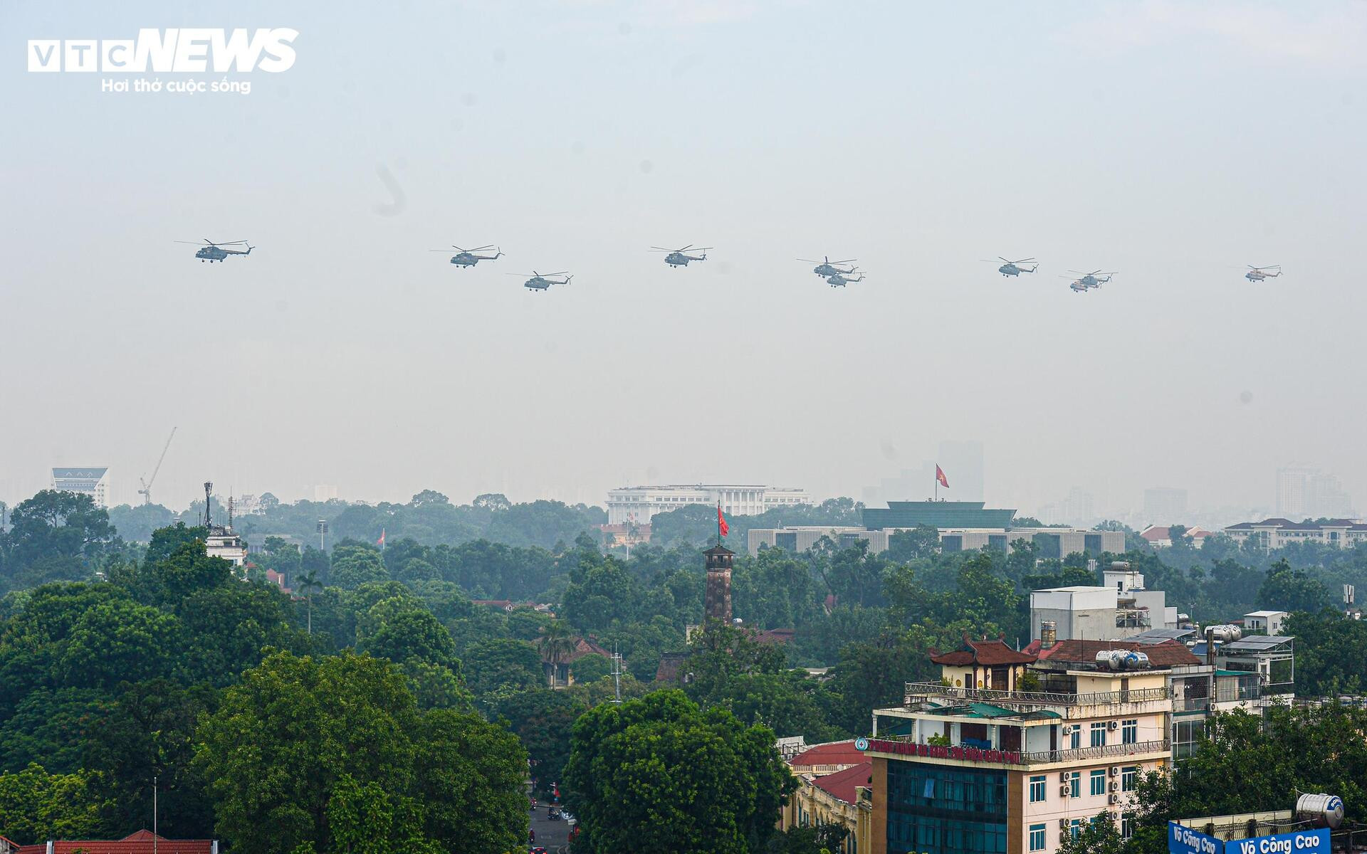 10 trực thăng hùng dũng 'xé gió' trên bầu trời Hà Nội trong ngày luyện tập A80 - 6