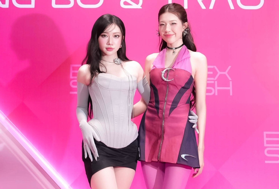 Dàn em xinh mặc táo bạo đổ bộ thảm hồng chung kết