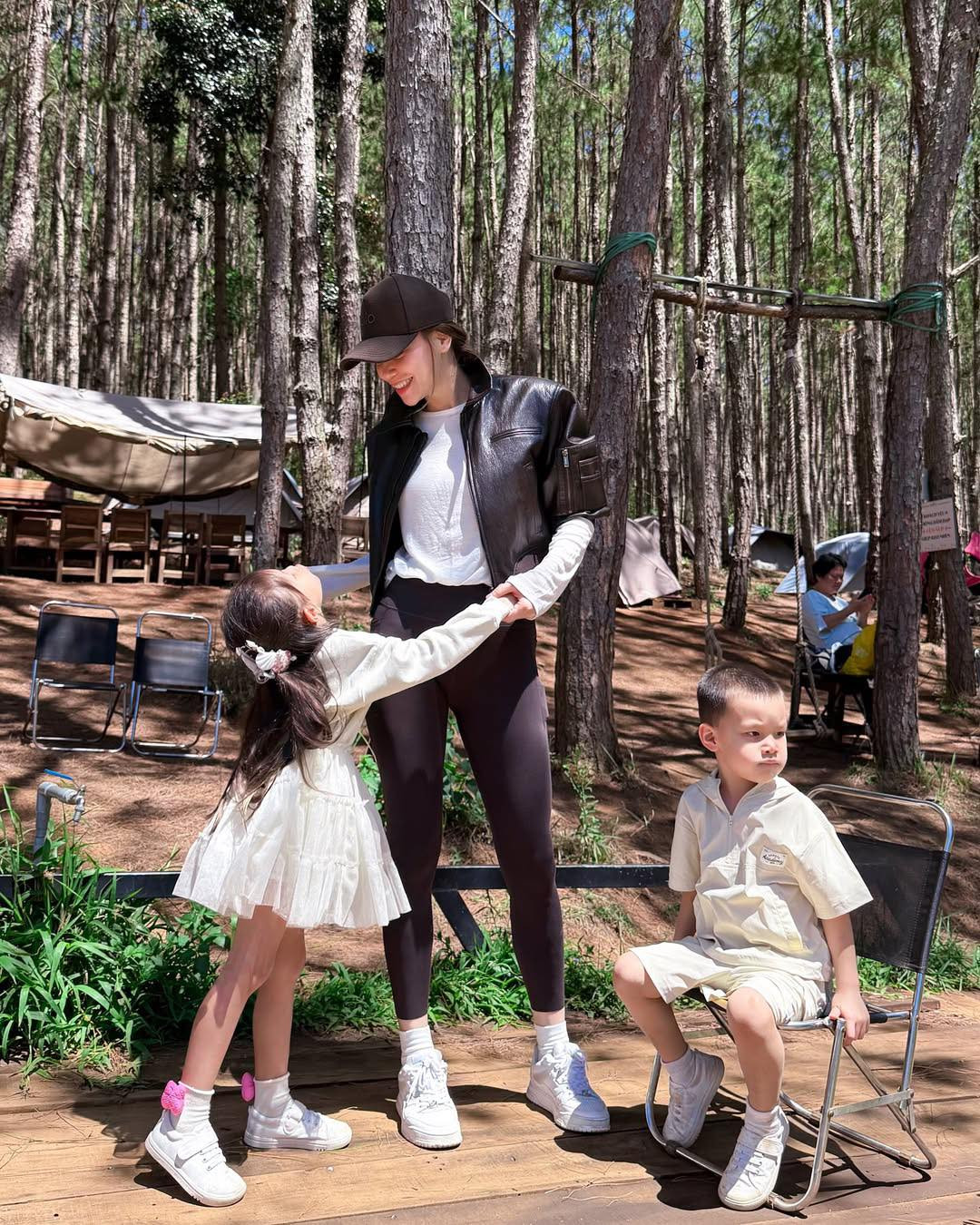 Hồ Ngọc Hà đăng vài tấm ảnh, 1 người nói: 2 bé đáng yêu, nhưng phụ huynh viết không thiện cảm - Tại sao thế? - Ảnh 3.