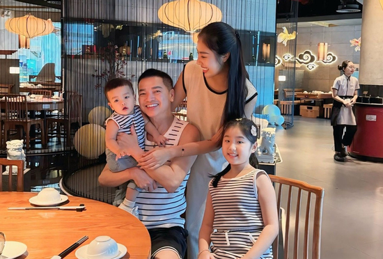 Con riêng - con chung của diễn viên Quang Minh và bạn gái kém 37 tuổi cùng khung hình gây sốt