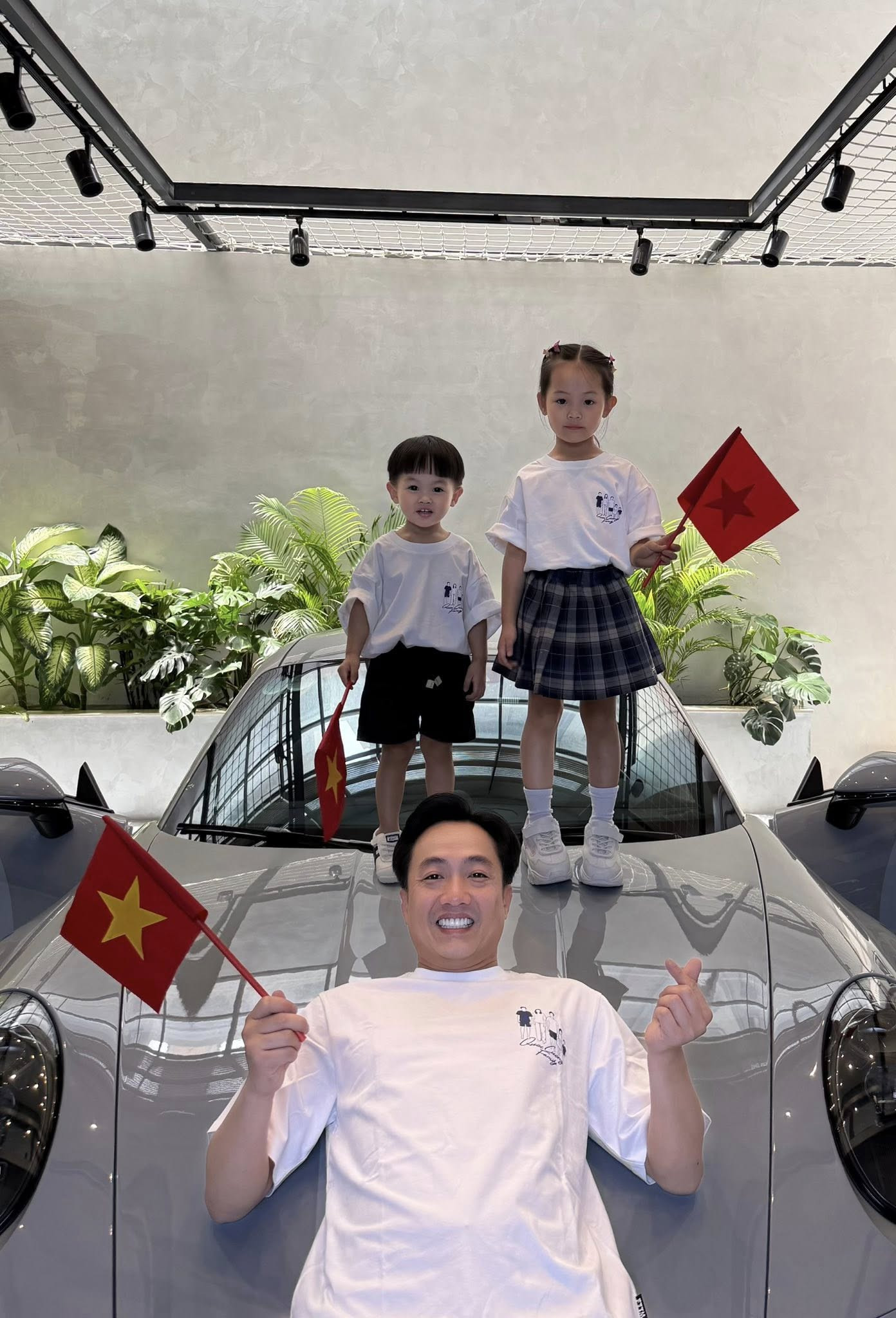 Cường Đô La cho con ra Hà Nội đu diễu binh dân tình thả wow vì 1 chi tiết