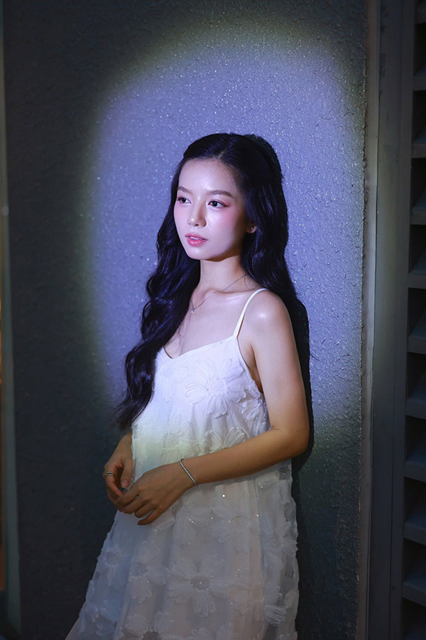 Làn da trắng nõn mịn màng ở tuổi 30 của diễn viên phim 'Mưa đỏ' - Ảnh 5.