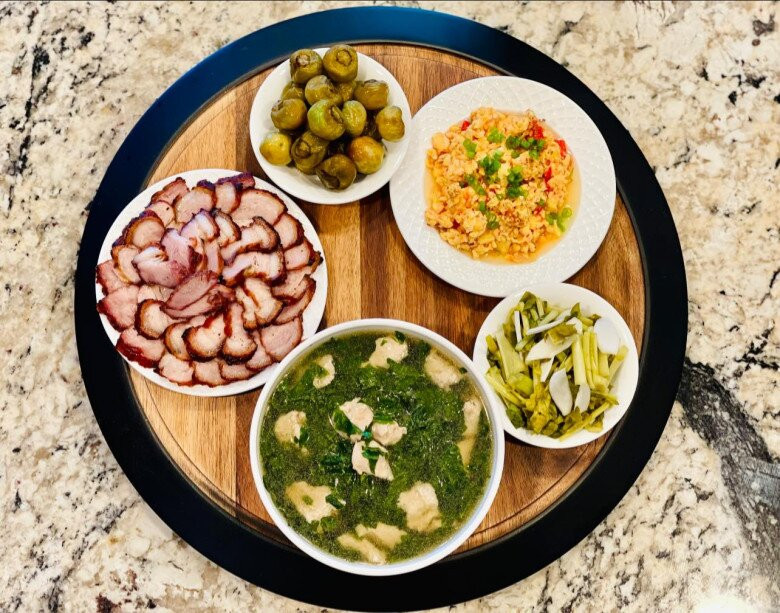 Mâm cơm thuần Việt dân dã đến bất ngờ của gia đình nữ diễn viên nổi tiếng VTV giữa trời Tây - Ảnh 2.