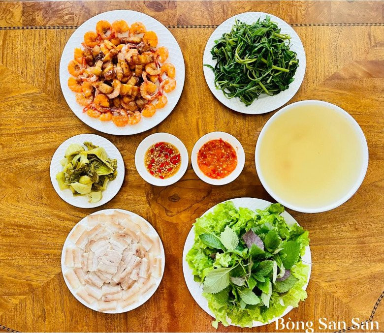 Mâm cơm thuần Việt dân dã đến bất ngờ của gia đình nữ diễn viên nổi tiếng VTV giữa trời Tây - Ảnh 8.