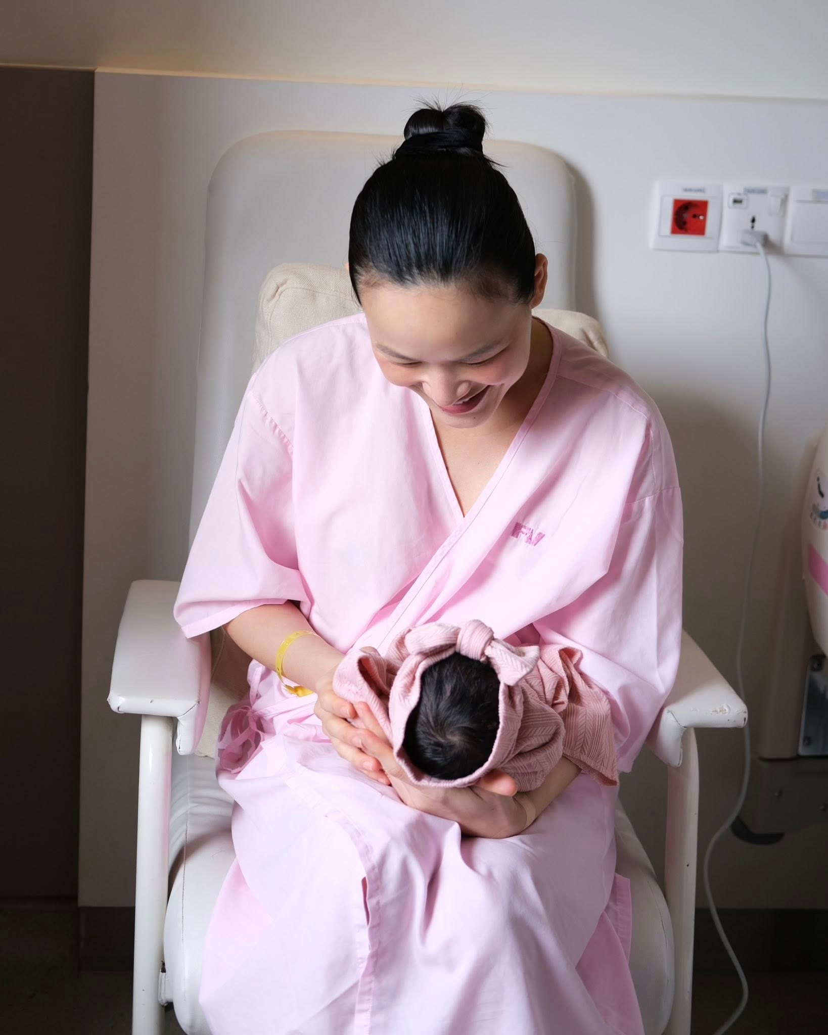 Siêu mẫu đình đám Vbiz sinh con đầu lòng