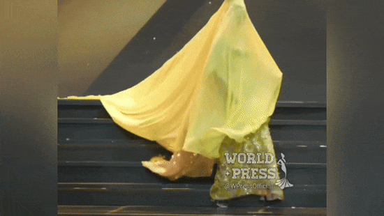 Thí sinh Hoa hậu Hòa bình trùm kín mặt, loạng choạng khi diễn váy dạ hội