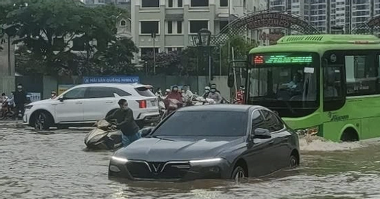 1 phút hiểu bảo hiểm: Xe ô tô bị ngập nước do mưa bão được bảo hiểm chi trả thế nào?