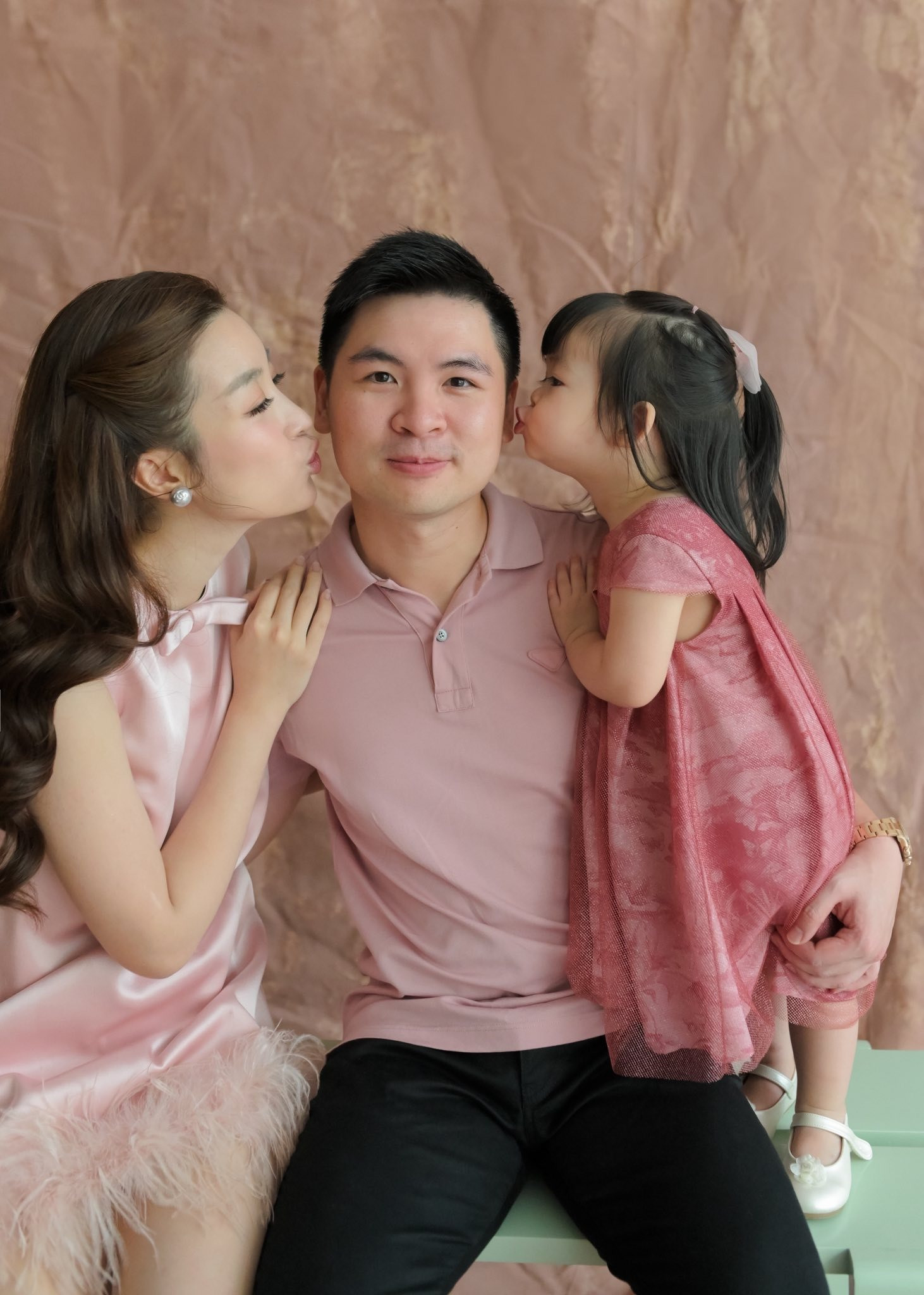 Tan chảy nhìn khoảnh khắc con gái Đỗ Mỹ Linh làm nũng ôm chặt bố chủ tịch