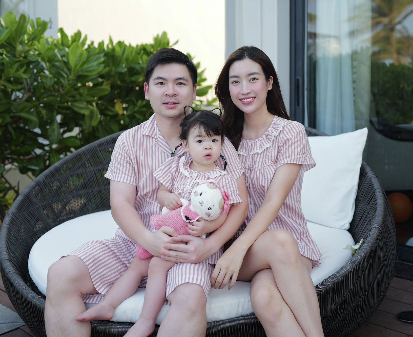 Tan chảy nhìn khoảnh khắc con gái Đỗ Mỹ Linh làm nũng ôm chặt bố chủ tịch