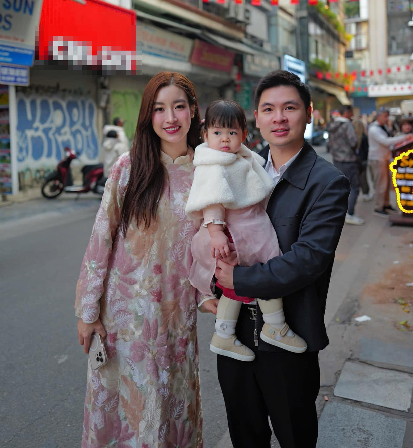 Tan chảy nhìn khoảnh khắc con gái Đỗ Mỹ Linh làm nũng ôm chặt bố chủ tịch