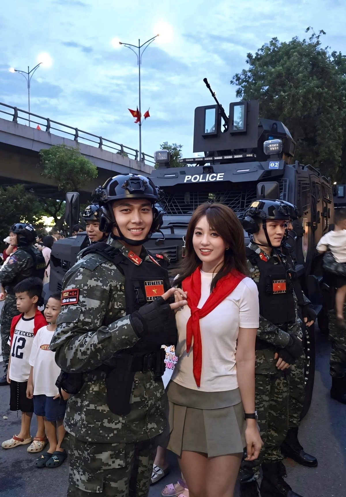 Danh tính gái xinh nổi khắp MXH với khoảnh khắc chụp ảnh cùng chiến sĩ điển ca