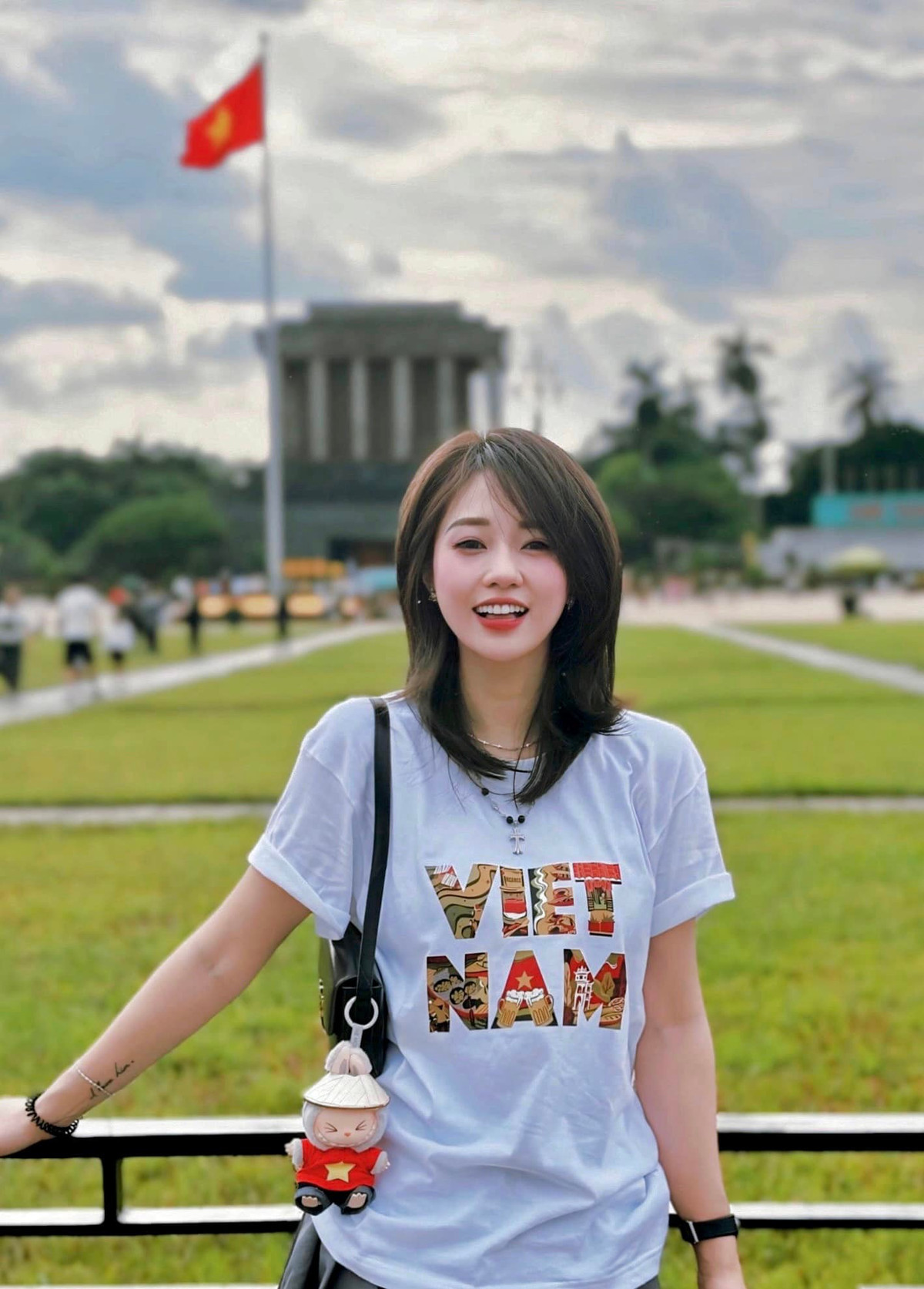 Danh tính gái xinh nổi khắp MXH với khoảnh khắc chụp ảnh cùng nam quân nhân điển trai