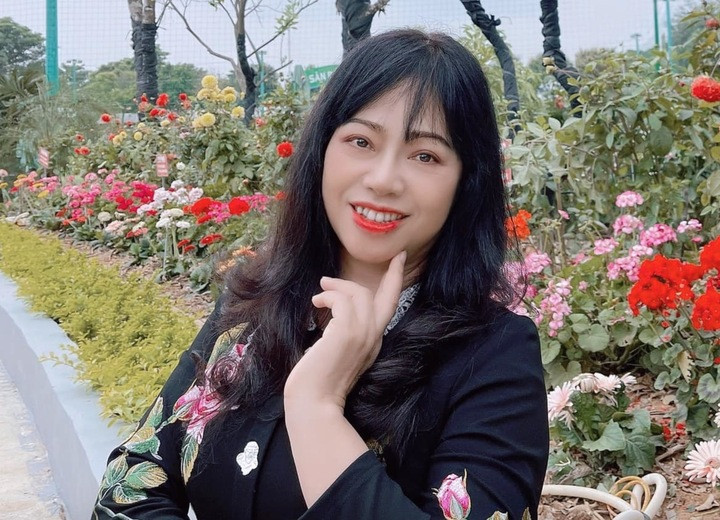 NSND Thúy Hường vẫn giữ được nét trẻ trung, dịu dàng.