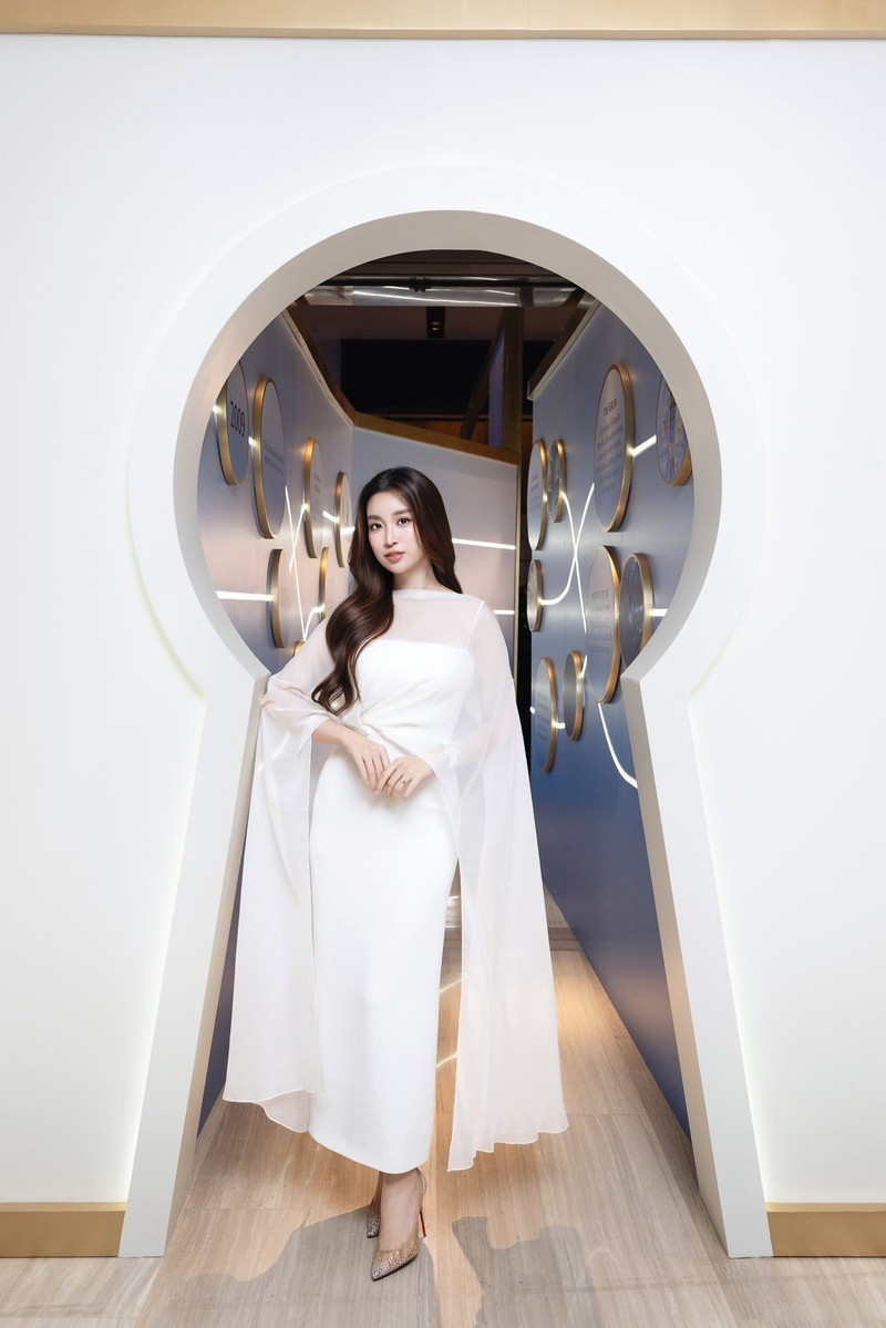 Đỗ Mỹ Linh tái xuất, sắc vóc và khí chất 'hào môn' lấn át 2 đàn em - Ảnh 9.