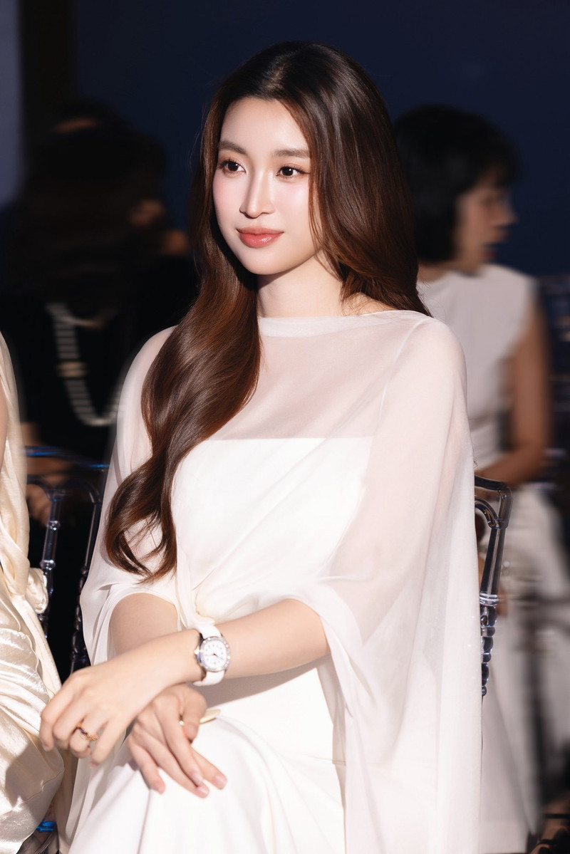 Đỗ Mỹ Linh tái xuất, sắc vóc và khí chất 'hào môn' lấn át 2 đàn em - Ảnh 3.