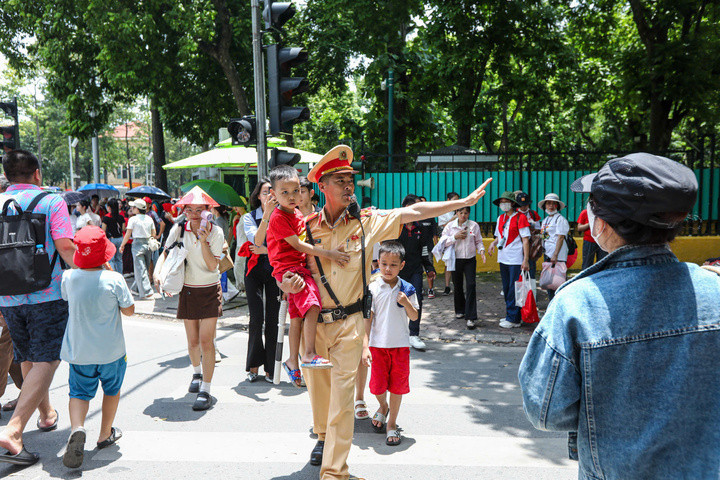 Lực lượng Công an Hà Nội hỗ trợ y tế khẩn cấp, chăm sóc người già, trẻ nhỏ trong sự kiện A80. (Ảnh: Minh Tuệ)