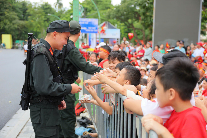 Các em nhỏ háo hức khi được xem Tổng hợp luyện A80. (Ảnh: Minh Tuệ)