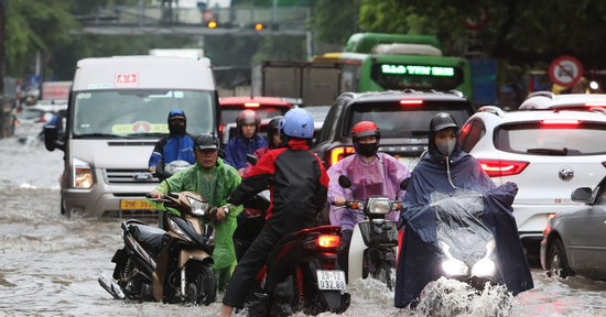 Hà Nội ngập lút nhiều đường, Giám đốc quản lý hạ tầng cảnh báo