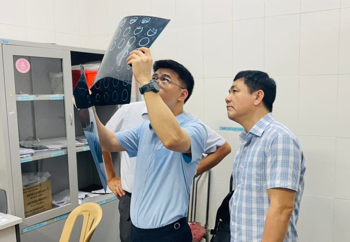 Các chuyên gia theo sát diễn biến sức khoẻ người bệnh.