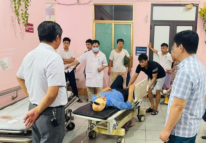 Các nạn nhân được đưa đến bệnh viện.