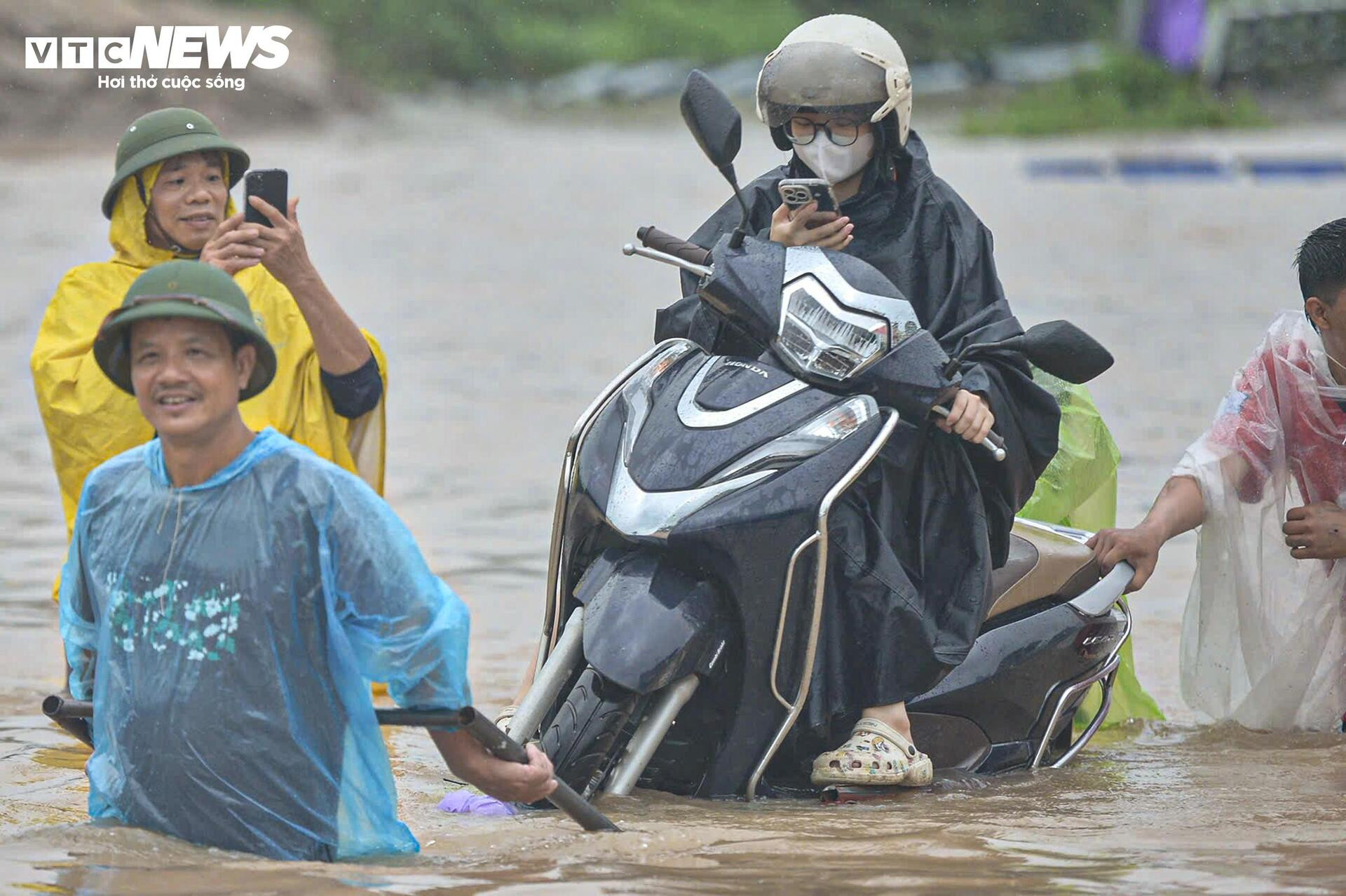 Ngập tới bụng trên quốc lộ, xe kéo 'cõng' xe máy vượt biển nước - 5