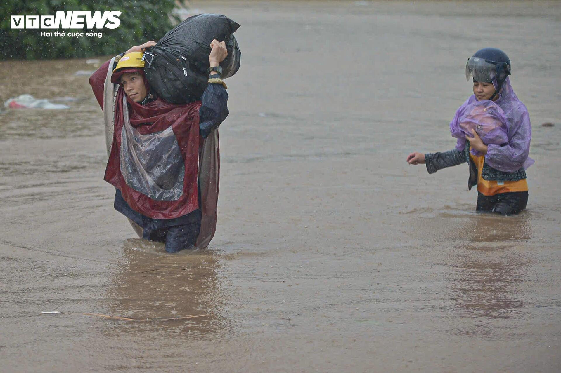 Ngập tới bụng trên quốc lộ, xe kéo 'cõng' xe máy vượt biển nước - 11
